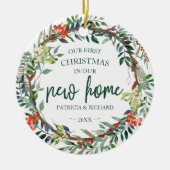 私たちの初めてのクリスマスは新しいホーム素朴リース セラミックオーナメント (正面)