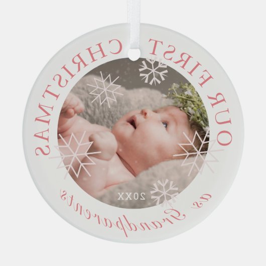 私たちの初めてのクリスマスは祖父母のピンクの写真 ガラスオーナメント (裏面)