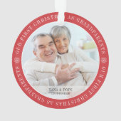私たちの初めてのクリスマスは祖父母のモダン写真 オーナメント (裏面)
