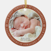 私たちの初めてのクリスマスは祖父母のモダン写真 セラミックオーナメント (正面)