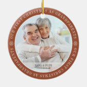 私たちの初めてのクリスマスは祖父母のモダン写真 セラミックオーナメント (裏面)
