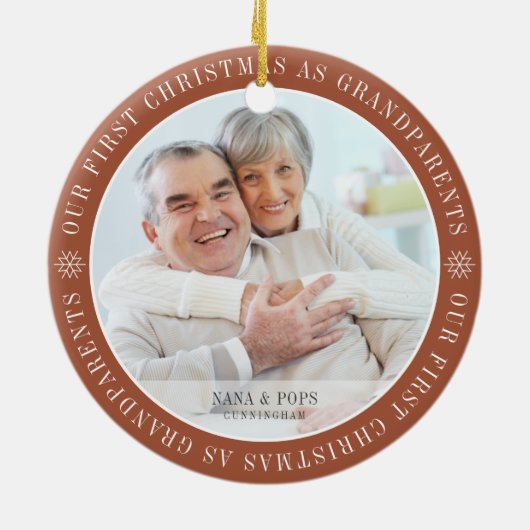 私たちの初めてのクリスマスは祖父母のモダン写真 セラミックオーナメント (裏面)