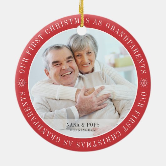 私たちの初めてのクリスマスは祖父母のモダン写真 セラミックオーナメント (裏面)