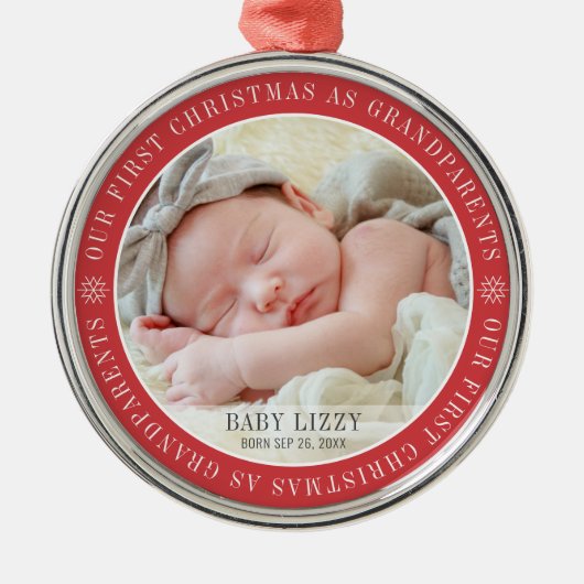私たちの初めてのクリスマスは祖父母のモダン写真 メタルオーナメント (正面)