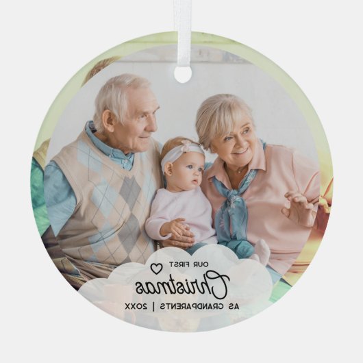 私たちの初めてのクリスマスは祖父母の家族の写真 ガラスオーナメント (裏面)