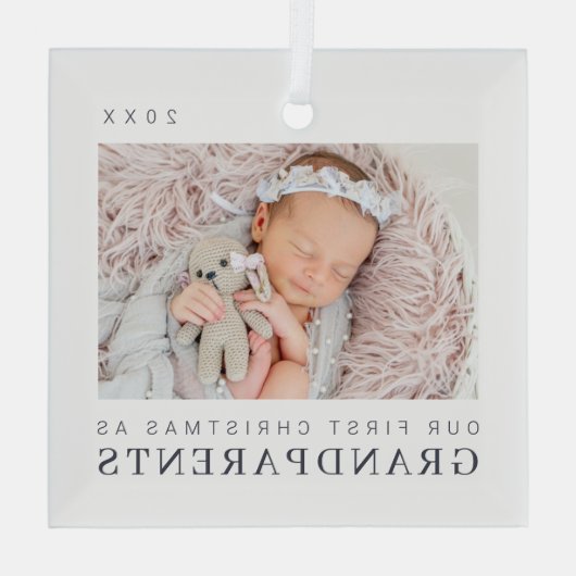 私たちの初めてのクリスマスは祖父母シックモダンとして ガラスオーナメント (裏面)