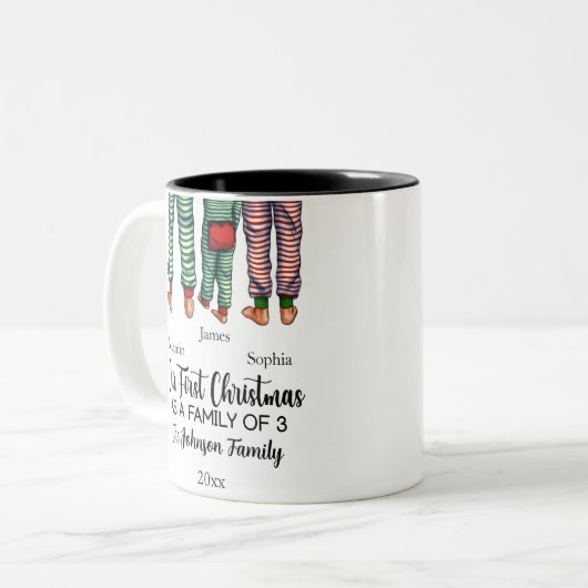 私たちの初めてのクリスマスは3つの名前をカスタムするの家族 ツートーンマグカップ (正面左)