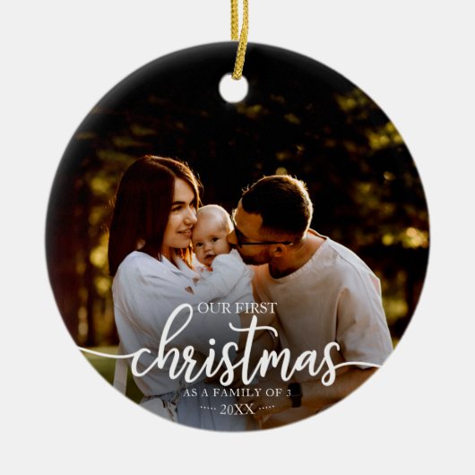 私たちの初めてのクリスマスは3つの白いスクリプトの家族として セラミックオーナメント (正面)