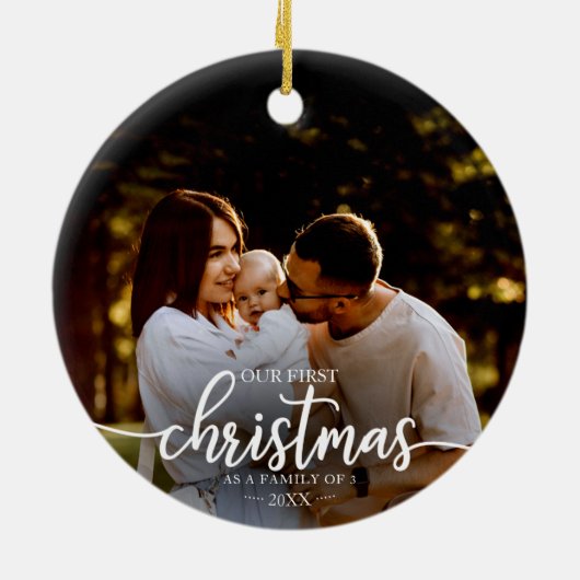 私たちの初めてのクリスマスは3つの白いスクリプトの家族として セラミックオーナメント (裏面)