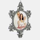 私たちの初めてのクリスマスは3つの赤いスクリプトの家族として スノーフレークピューターオーナメント (左)