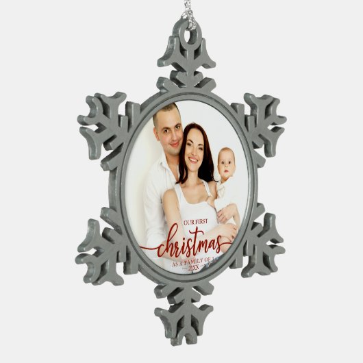 私たちの初めてのクリスマスは3つの赤いスクリプトの家族として スノーフレークピューターオーナメント (左)