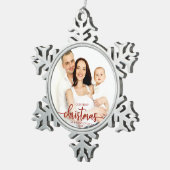 私たちの初めてのクリスマスは3つの赤いスクリプトの家族として スノーフレークピューターオーナメント (右)