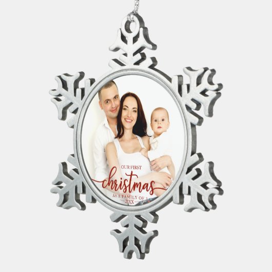 私たちの初めてのクリスマスは3つの赤いスクリプトの家族として スノーフレークピューターオーナメント (右)