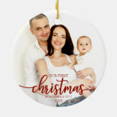 私たちの初めてのクリスマスは3つの赤いスクリプトの家族として セラミックオーナメント (裏面)
