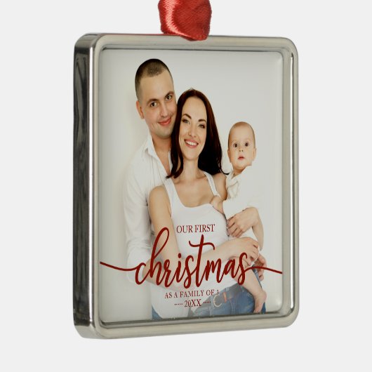 私たちの初めてのクリスマスは3つの赤いスクリプトの家族として メタルオーナメント (右)