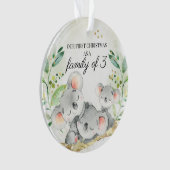 私たちの初めてのクリスマスは3人のコアラベアの家族です オーナメント (正面)