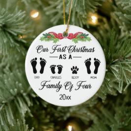 私たちの初めてのクリスマスは4つのフットプリントのファミリ セラミックオーナメント