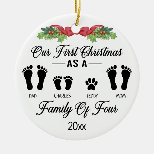 私たちの初めてのクリスマスは4つのフットプリントのファミリ セラミックオーナメント (正面)
