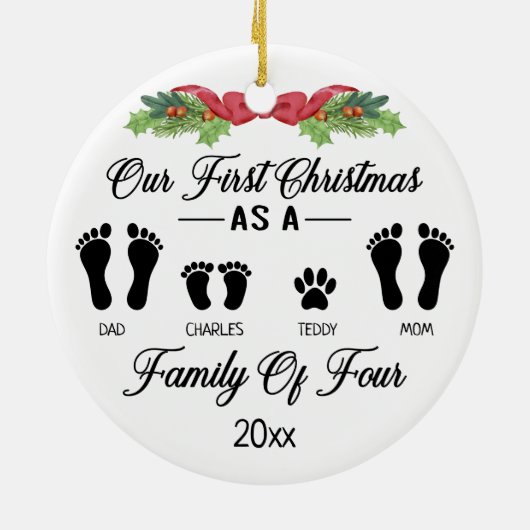 私たちの初めてのクリスマスは4つのフットプリントのファミリ セラミックオーナメント (裏面)