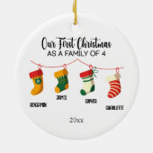 私たちの初めてのクリスマスは4つの名前をカスタムするの家族 セラミックオーナメント (裏面)