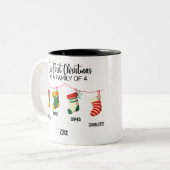 私たちの初めてのクリスマスは4つの名前をカスタムするの家族 ツートーンマグカップ (正面左)