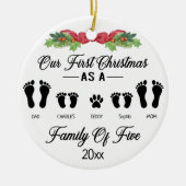私たちの初めてのクリスマスは5つのフットプリントの家族として セラミックオーナメント (正面)