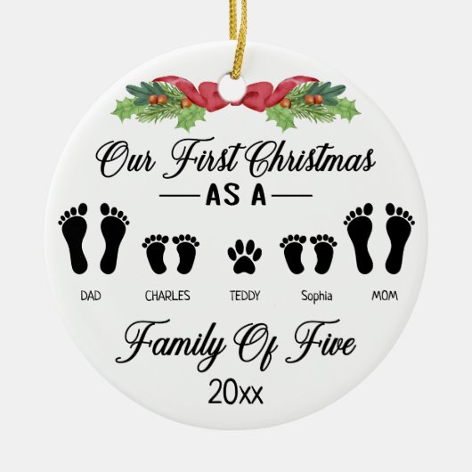 私たちの初めてのクリスマスは5つのフットプリントの家族として セラミックオーナメント (正面)