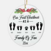 私たちの初めてのクリスマスは5つのフットプリントの家族として セラミックオーナメント (左)