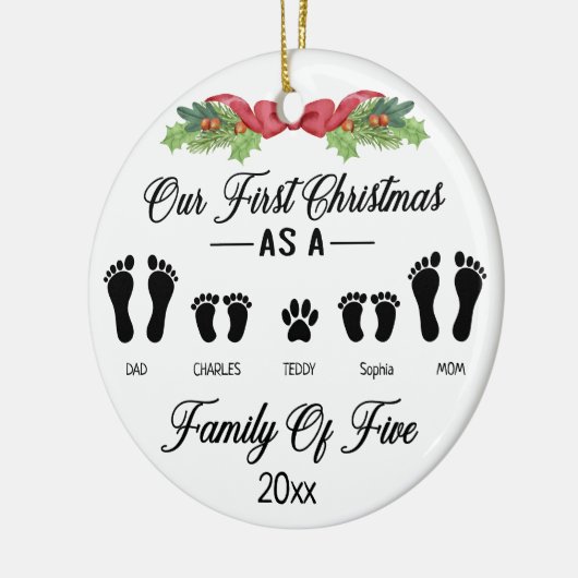 私たちの初めてのクリスマスは5つのフットプリントの家族として セラミックオーナメント (左)