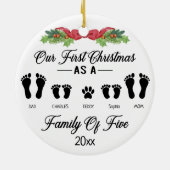 私たちの初めてのクリスマスは5つのフットプリントの家族として セラミックオーナメント (裏面)