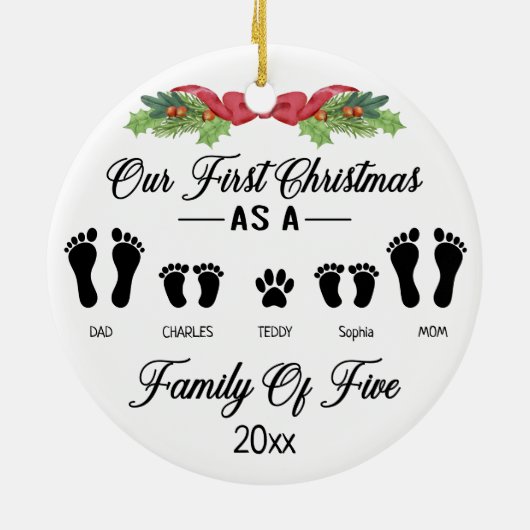 私たちの初めてのクリスマスは5つのフットプリントの家族として セラミックオーナメント (裏面)