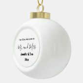 私たちの初めてのクリスマスは、mrとmrs結婚のceとして セラミックボールオーナメント (右)