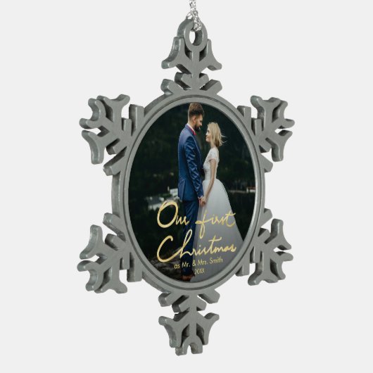私たちの初めてのクリスマスはMr.そしてミセス | Keepsakeの写真 スノーフレークピューターオーナメント (左)