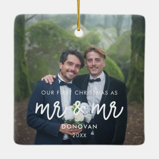 私たちの初めてのクリスマスはMr.とMr.の写真と結婚して セラミックオーナメント (裏面)