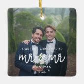 私たちの初めてのクリスマスはMr.とMr.の写真と結婚して セラミックオーナメント (正面)