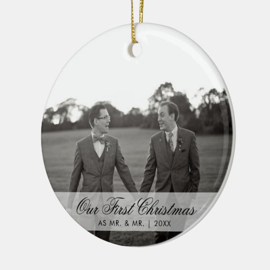 私たちの初めてのクリスマスはMr.とMr.フォトゲイ セラミックオーナメント (左)
