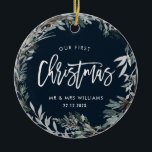 私たちの初めてのクリスマスはmr.ミセス・ウィンター・リース セラミックオーナメント<br><div class="desc">青い背景と白いスクリプト文字のリース。文字と色と背面の画像が可能パーソナライズされた。</div>