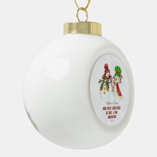 私たちの初めてのクリスマスはMr.ミセス・カワイイ雪だるま セラミックボールオーナメント (左)
