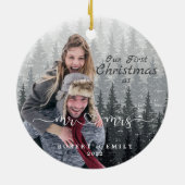 私たちの初めてのクリスマスはMr.Mr.とMrs.クリスマスフォト セラミックオーナメント (裏面)