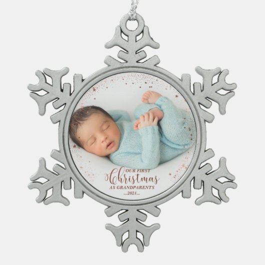 私たちの初めてのクリスマスを祖父母としてバラ写真 スノーフレークピューターオーナメント (正面)