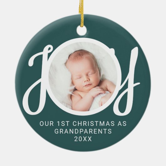 私たちの初めてのクリスマスを祖父母としてフォトグリーン セラミックオーナメント (裏面)