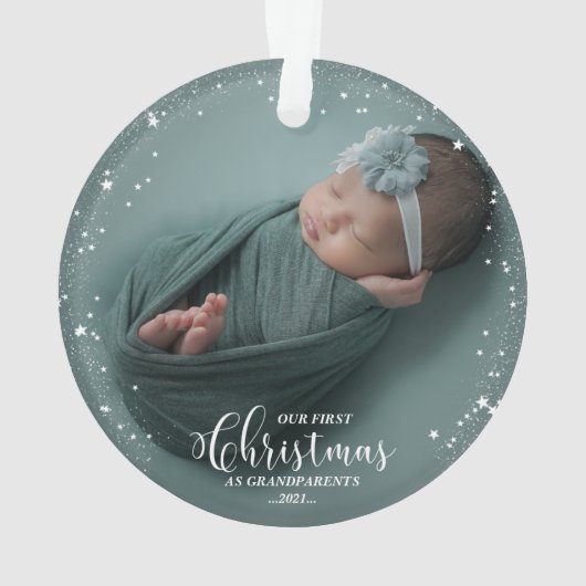 私たちの初めてのクリスマスを祖父母として写真オーナメント オーナメント (裏面)