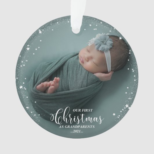 私たちの初めてのクリスマスを祖父母として写真オーナメント オーナメント (正面)