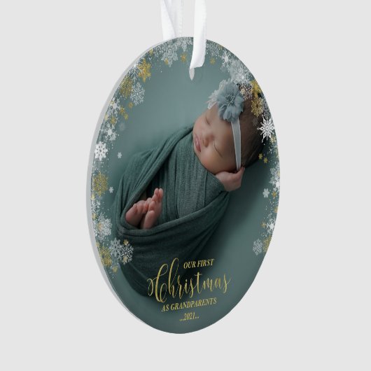 私たちの初めてのクリスマスを祖父母として写真オーナメント オーナメント (正面)