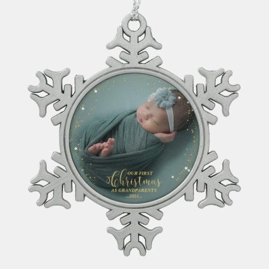 私たちの初めてのクリスマスを祖父母として写真オーナメント スノーフレークピューターオーナメント (正面)