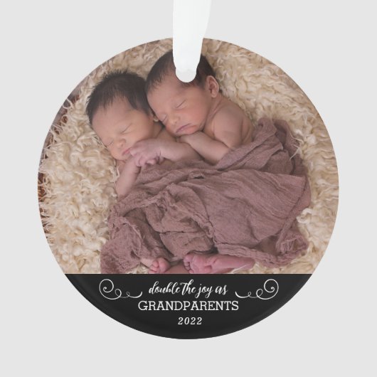 私たちの初めてのクリスマスを祖父母として双子 オーナメント (正面)