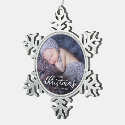 私たちの初めてのクリスマスを祖父母として白いスクリプト スノーフレークピューターオーナメント (右)