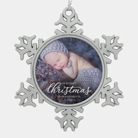 私たちの初めてのクリスマスを祖父母として白いスクリプト スノーフレークピューターオーナメント (正面)