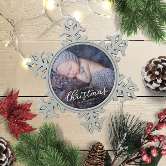 私たちの初めてのクリスマスを祖父母として白いスクリプト スノーフレークピューターオーナメント