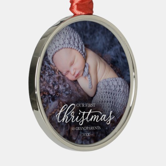 私たちの初めてのクリスマスを祖父母として白いスクリプト メタルオーナメント (右)